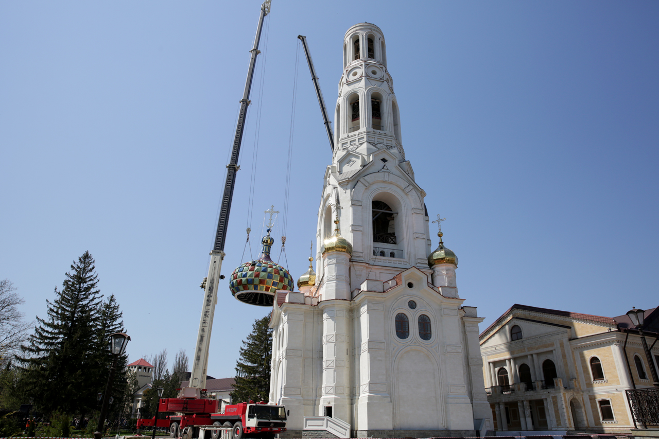 Поднятие купола на колокольню Казанского собора